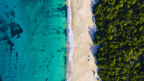Luftfoto av en fantastisk vill strand badet av et gjennomsiktig og turkis hav. Sardinia, Italia. "T