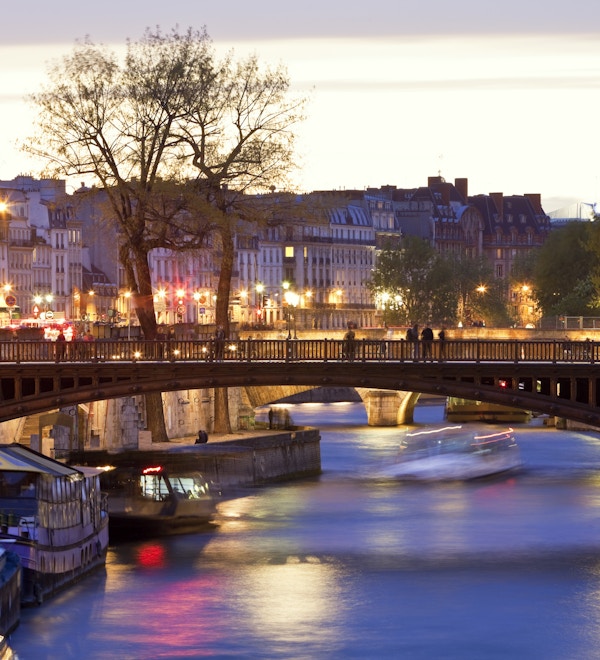 Seine River & Pont au Double nær Notre Dame katedral i skumringen, Paris, Frankrike