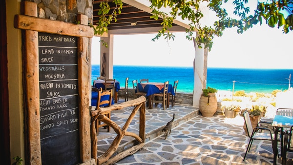 En Taverna i Ios, Hellas med krittmeny-tavla utenfor