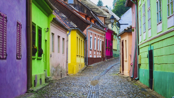 Gammel gate med fargerike hus i den middelalderske byen Sighisoara, Romania