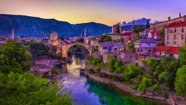 Neretva-elven slynger seg gjennom den gamle UNESCO-listede Mostar-broen i Bosnia-Hercegovina.