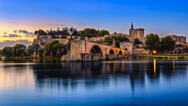 Avignon-broen med Pavepalasset og Rhone-elven ved soloppgang, Pont Saint-Benezet, Provence, Frankrike
