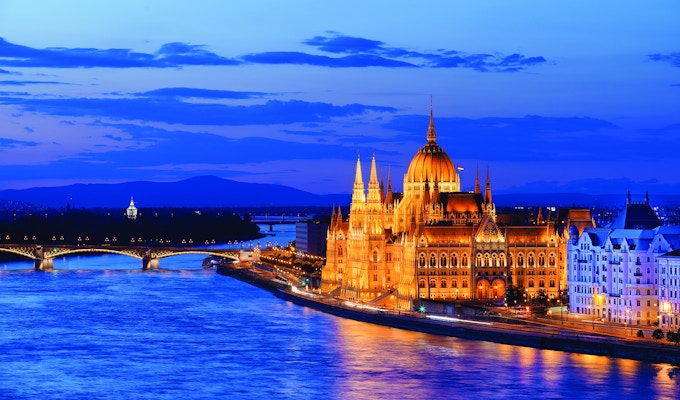 Kveldsbilde av Donau og Budapest