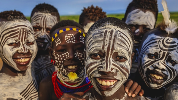 Gruppe glade afrikanske barn - Sør-Etiopia, Øst-Afrika