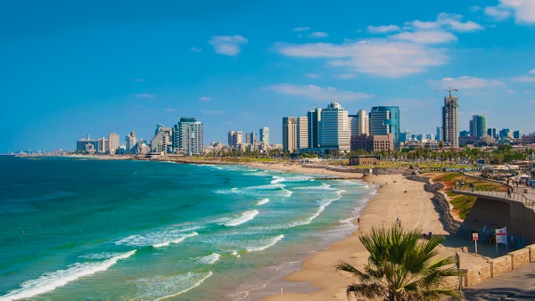 Utsikt over vannkanten og strendene i Tel Aviv