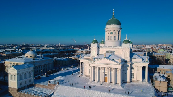 Oversiktsbilde med den store hvite domkirken med grønne kupler i vintertid