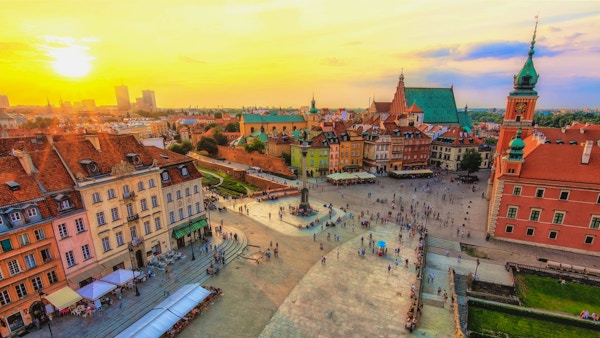 Gamlebyen i Warszawa på kveldstid med en vakker solnedgang - Gamlebyen er en Unescu-arv