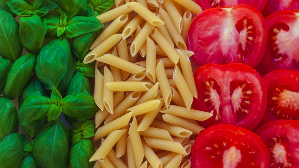 italiensk mat med bakgrunn - pasta, tomat, basilikum