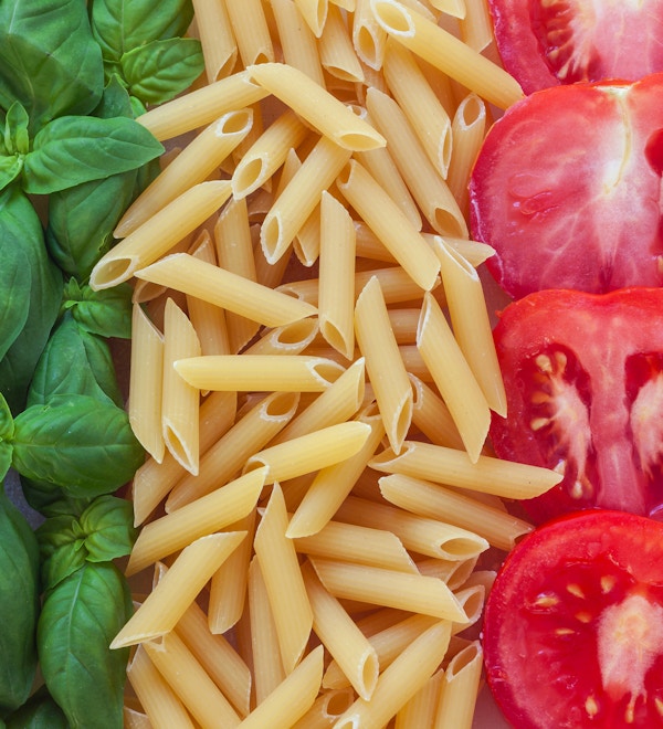 italiensk mat med bakgrunn - pasta, tomat, basilikum