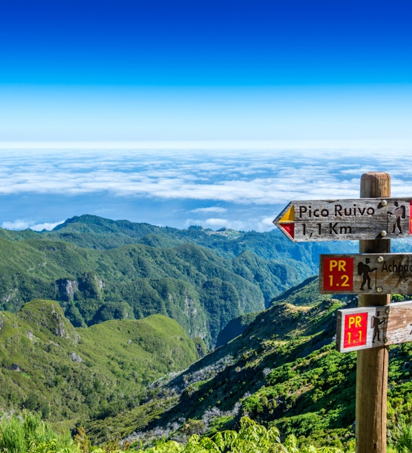 Skilting på toppen av øya Madeira som viser veien til Pico Ruivo, Ilha og Achada do Teixeira