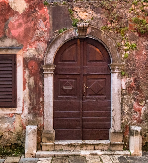 Inngangsdør til en gammel bygning i Porec, Kroatia.