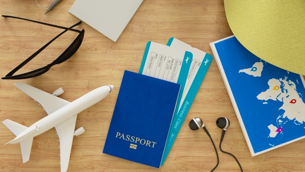 Illustrasjonsfoto om reiseplanlegging med pass, billetter, flymodell, solbriller, kamera, kompass, sommerhatt, notatblokk