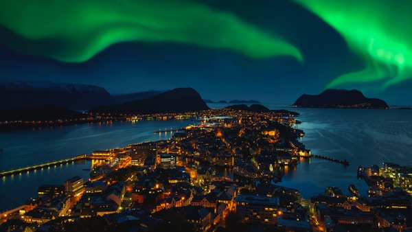 Grønt Aurora borealis over Ålesund, Norge.