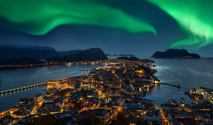 Grønt Aurora borealis over Ålesund, Norge.