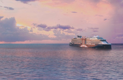 Cruiseskip på havet med rosa solnedgang.