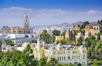 Malaga, Spanias bybilde ved katedralen, rådhuset og Alcazaba-citadellet i Malaga.
