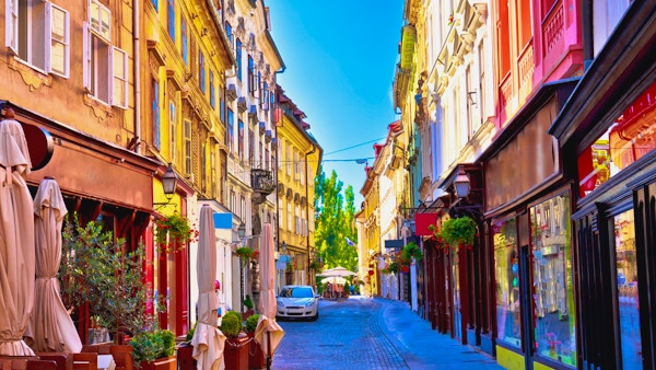 Fargerik gate i gamlebyen i Ljubljana, hovedstaden i Slovenia.