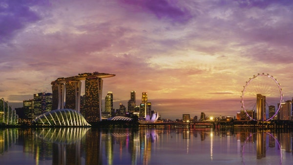 Skyline i Singapore i solnedgang.