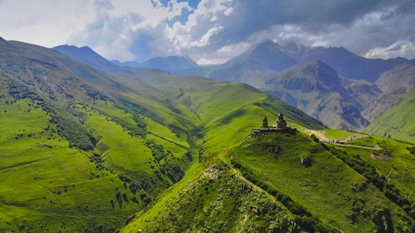 luftfoto av Kaukasusfjellet med Trinity Church of Gergeti