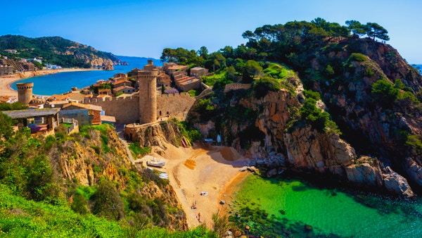 Tossa de Mar, de historiske gamlebymurene og sandstranden på Costa Brava middelhavskysten, Catalonia, Spania
