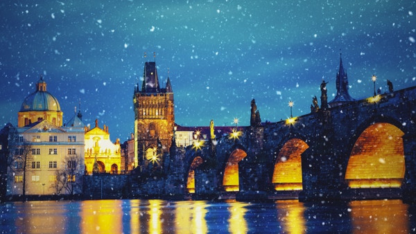 Karlsbroen i Praha på snørik juleaften.