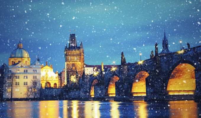 Karlsbroen i Praha på snørik juleaften.