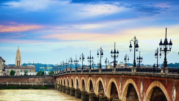 Pont de pierre eller steinbroen i Bordeaux, Frankrike. Sammensatt bilde