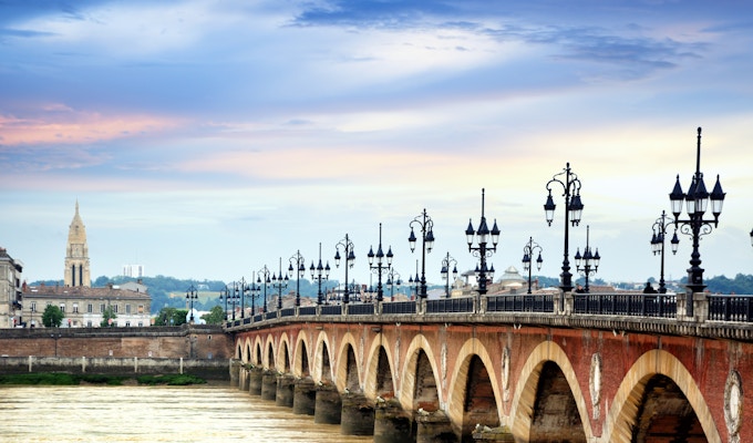 Pont de pierre eller steinbroen i Bordeaux, Frankrike. Sammensatt bilde