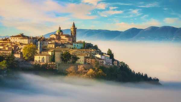 Trevi pittoreske landsby i en tåkete morgen. Perugia, Umbria, Italia, Europa.