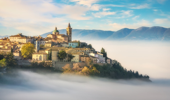 Trevi pittoreske landsby i en tåkete morgen. Perugia, Umbria, Italia, Europa.