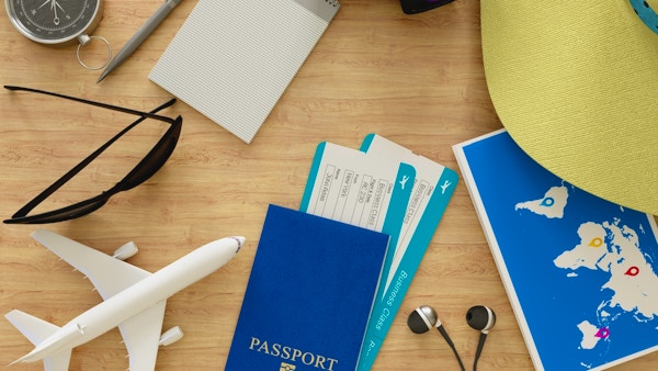 Illustrasjonsfoto om reiseplanlegging med pass, billetter, flymodell, solbriller, kamera, kompass, sommerhatt, notatblokk