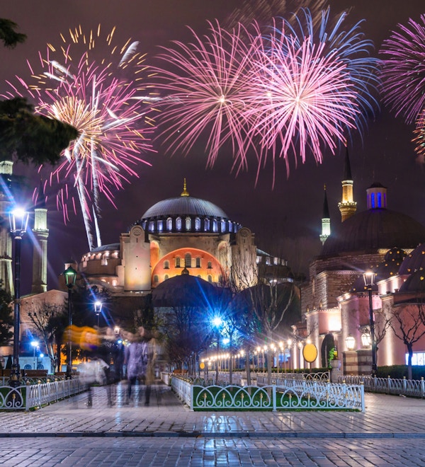 Utsikt over Hagia Sophia om natten med fyrverkeri i Istanbul, Tyrkia.