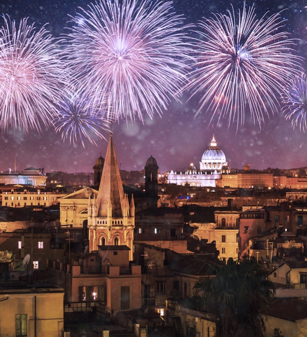 Nattpanorama av Roma med fyrverkeri på den svarte himmelen, Italia