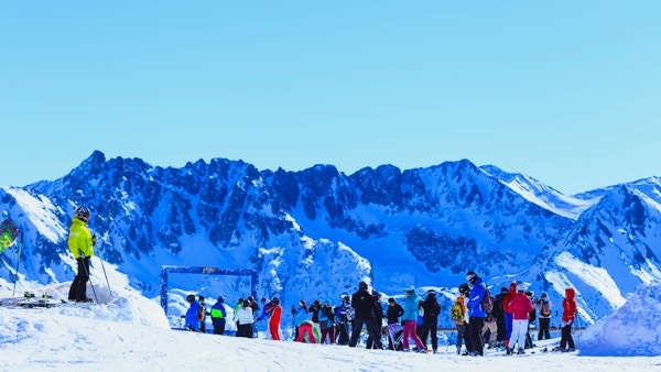 Bansko, Bulgaria - 30. januar 2016: Turister i skianlegg i Bansko, Bulgaria.