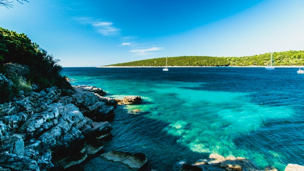 en solrik dag ved sjøen i Kroatia