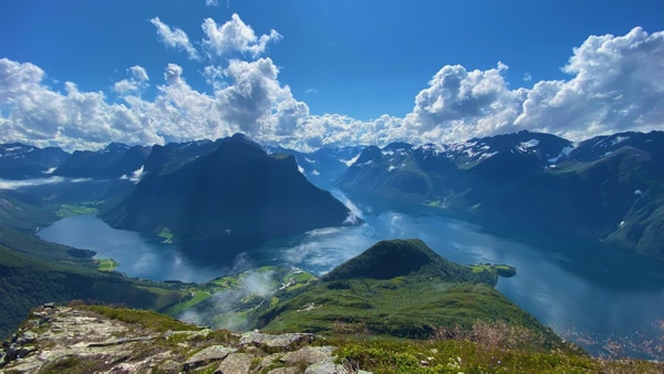 Vakker utsikt over Hjørundfjorden fra toppen av Saksa