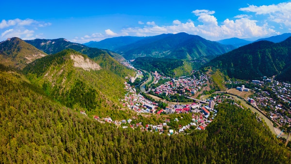 Borjomi panoramautsikt fra luften. Borjomi er en ferieby i Samtskhe Javakheti-regionen i Georgia.