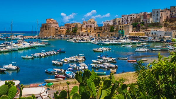 Panoramautsikt i Castellammare del Golfo, vakker landsby nær Trapani, på Sicilia, Italia.