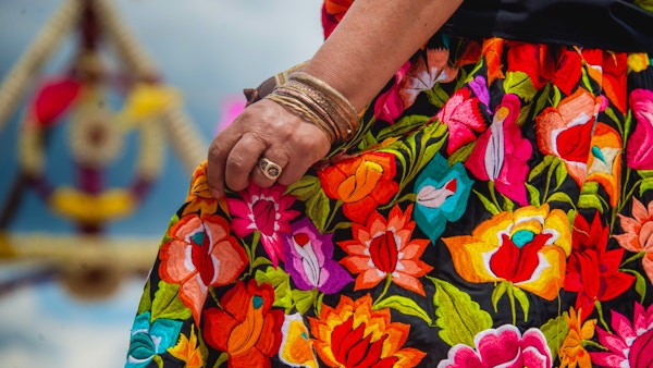Oaxacan broderi hånd kvinne danser meksikanske tradisjoner oxaca mexico