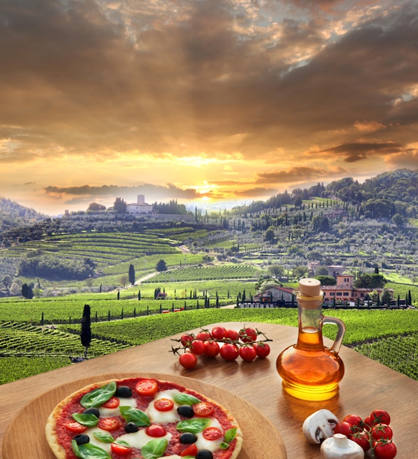 Italiensk pizza i Chianti, et berømt vingårdslandskap i Italia