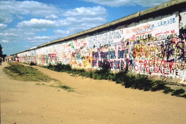Berlinmuren med grafitti og tegninger.