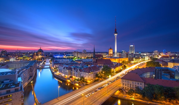 Berlin Skyline City Panorama med solnedgang og trafikk med blå himmel