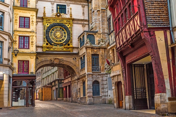 Gammel koselig gate i Rouen med berømte Store klokker eller Gros Horloge av Rouen, Normandie, Frankrike