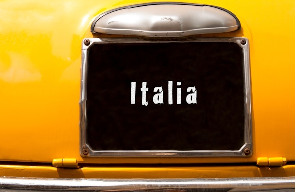 Nærbilde av skilt på bil med "italia" på.