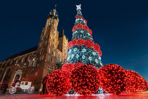 Krakow, Poland, Main Market Square i vintersesongen, under julemesser dekorert med juletre.