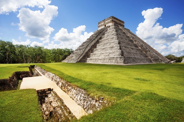 Monumentet i Chichen Itza på det grønne gresset om sommeren i Mexico