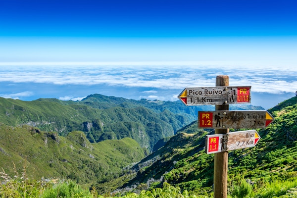 Skilting på toppen av øya Madeira som viser veien til Pico Ruivo, Ilha og Achada do Teixeira