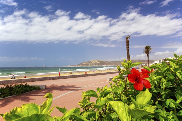Boardwalk i Agadir med fjellet i bakgrunnen, Marokko