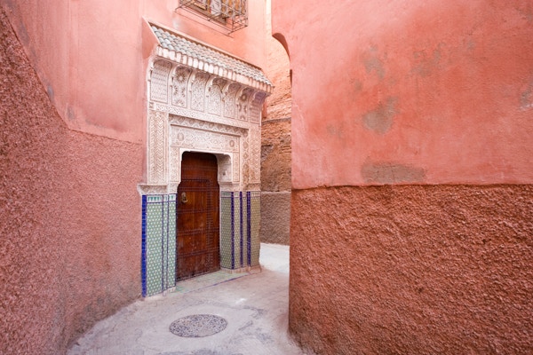 Vakker marokkansk dør dekorert av utskårne stukkatur i en skjult bakgate i den gamle Medina i Marrakesh, Marokko.