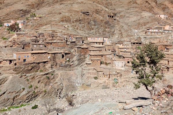 Utsikt mot lille Berber fjelllandsby på vei fra Marrakech til Ourzazate